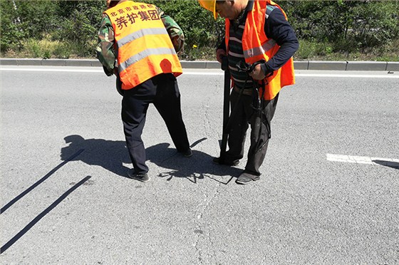 嘉格公路裂縫貼縫