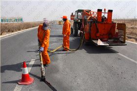 道路灌縫膠和普通瀝青在路面裂縫修補中的區別