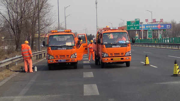 北京市西六環高速路G4501嘉格灌縫膠道路裂縫灌縫施工