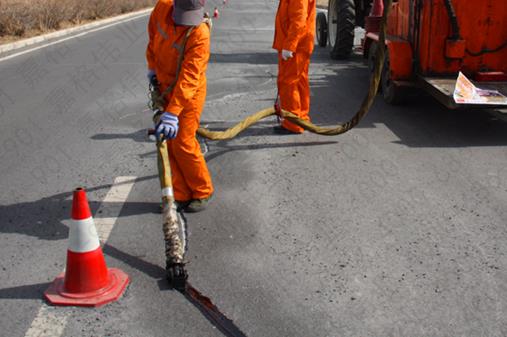 道路灌縫膠和普通瀝青在路面裂縫修補中的區別