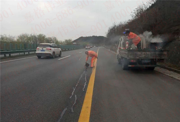 陜西西長高速選擇高性能道路灌縫膠材料提高裂縫灌縫修補成功率