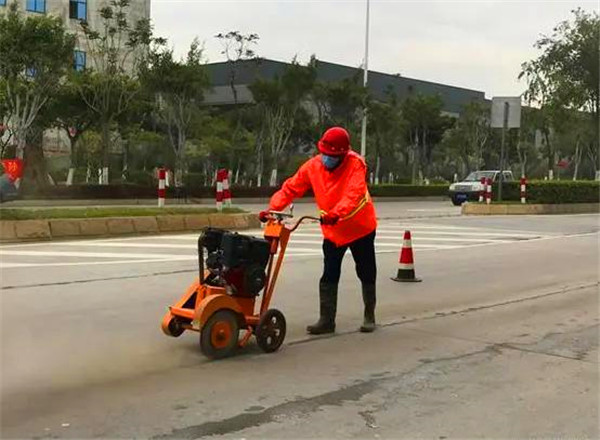 入秋以來福建市政道路大面積實施路面灌封膠灌封施工