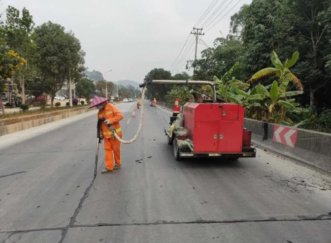 漳州采用道路灌縫膠修補水泥路面裂縫，提升路面有效修補率