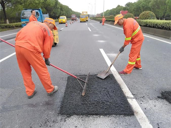 冷補料：冷補瀝青混合料成為道路路面坑槽修補主要選擇的原因