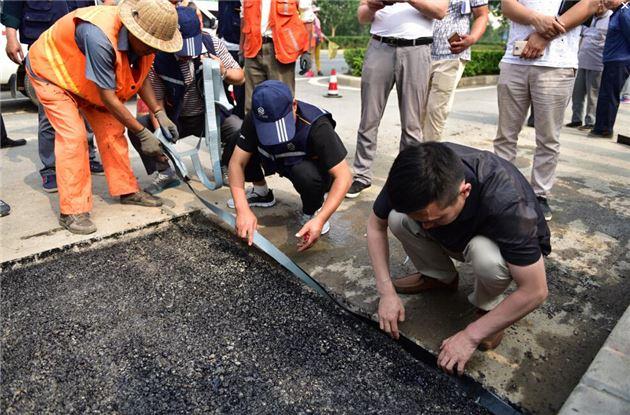 西湖市政道路灌縫膠灌縫封邊工藝改革（圖一：嘉格瀝青貼縫帶封邊工藝）