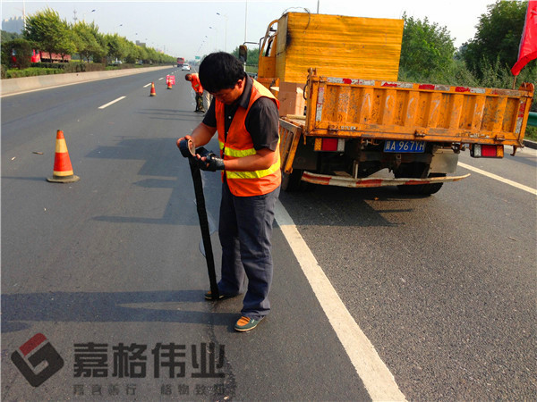 公路路面裂縫修補為什么用公路瀝青貼縫帶