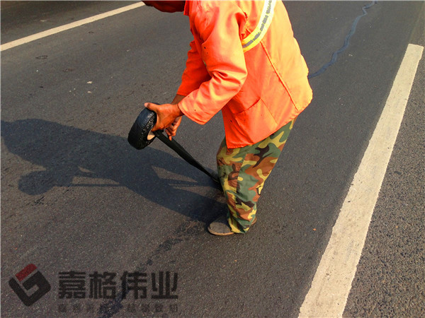 石家莊道路裂縫嵌縫條粘貼項目照片2