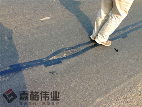 道路裂縫貼縫條貼縫工地寫實3