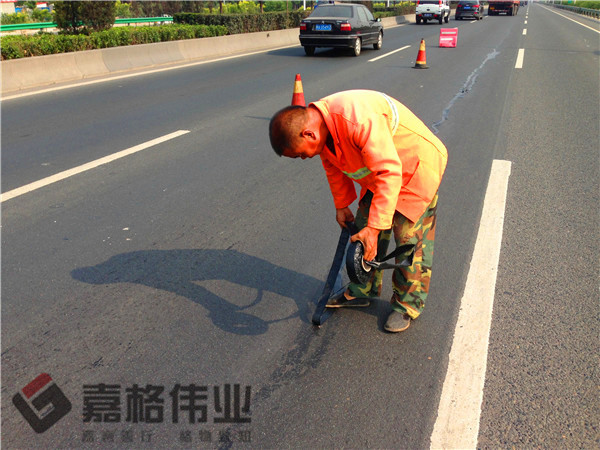 道路裂縫貼縫條貼縫工地寫實4