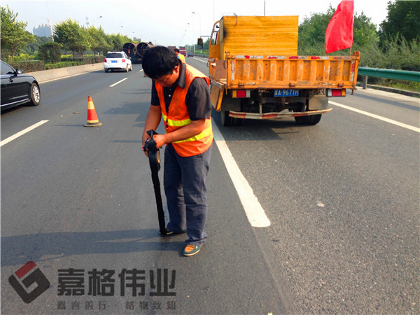 道路裂縫貼縫條貼縫工地寫實5