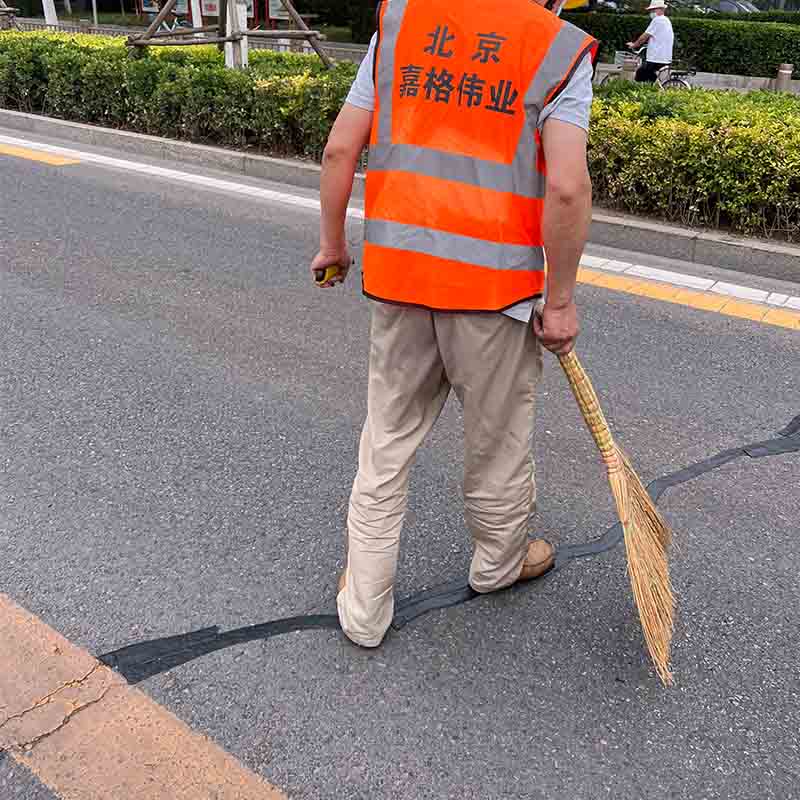 公路貼縫帶修補路面裂縫及時更美觀